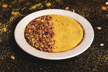 Türk tatlısı, kunafa, kaday fıstığı tozu ve peynirli sıcak yenilen tatlı