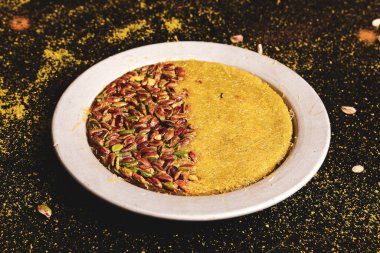 Türk tatlısı, kunafa, kaday fıstığı tozu ve peynirli sıcak yenilen tatlı