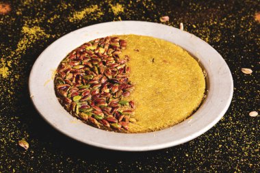 Türk tatlısı, kunafa, kaday fıstığı tozu ve peynirli sıcak yenilen tatlı