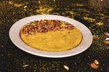 Türk tatlısı, kunafa, kaday fıstığı tozu ve peynirli sıcak yenilen tatlı