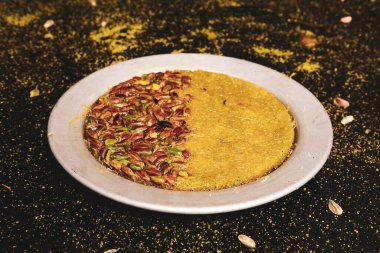 Türk tatlısı, kunafa, kaday fıstığı tozu ve peynirli sıcak yenilen tatlı