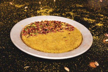 Türk tatlısı, kunafa, kaday fıstığı tozu ve peynirli sıcak yenilen tatlı