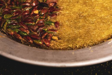 Türk tatlısı, kunafa, kaday fıstığı tozu ve peynirli sıcak yenilen tatlı