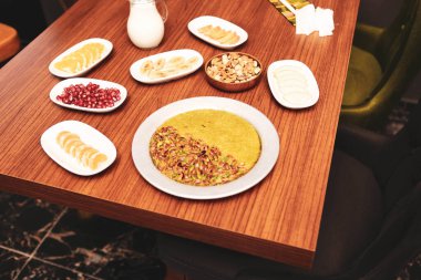 Türk tatlısı, kunafa, kaday fıstığı tozu ve peynirli sıcak yenilen tatlı