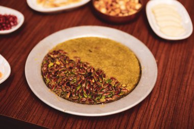 Türk tatlısı, kunafa, kaday fıstığı tozu ve peynirli sıcak yenilen tatlı