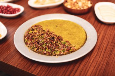 Türk tatlısı, kunafa, kaday fıstığı tozu ve peynirli sıcak yenilen tatlı