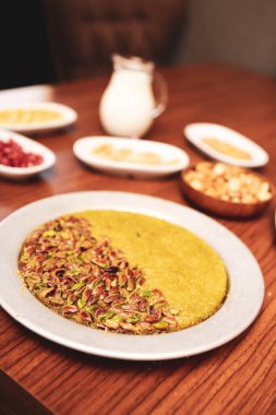 Türk tatlısı, kunafa, kaday fıstığı tozu ve peynirli sıcak yenilen tatlı