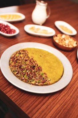 Türk tatlısı, kunafa, kaday fıstığı tozu ve peynirli sıcak yenilen tatlı