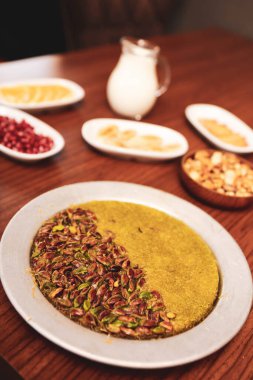 Türk tatlısı, kunafa, kaday fıstığı tozu ve peynirli sıcak yenilen tatlı