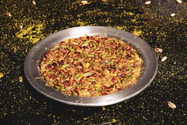 Türk tatlısı, kunafa, kaday fıstığı tozu ve peynirli sıcak yenilen tatlı