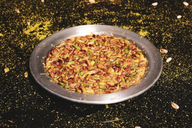 Türk tatlısı, kunafa, kaday fıstığı tozu ve peynirli sıcak yenilen tatlı