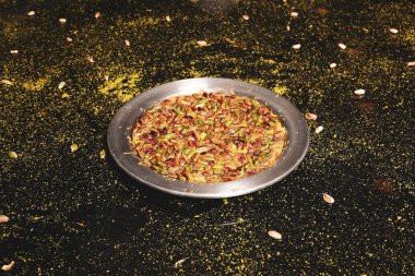 Türk tatlısı, kunafa, kaday fıstığı tozu ve peynirli sıcak yenilen tatlı