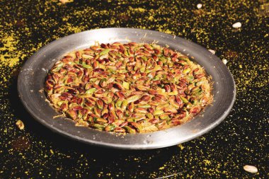 Türk tatlısı, kunafa, kaday fıstığı tozu ve peynirli sıcak yenilen tatlı