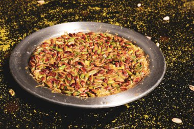 Türk tatlısı, kunafa, kaday fıstığı tozu ve peynirli sıcak yenilen tatlı