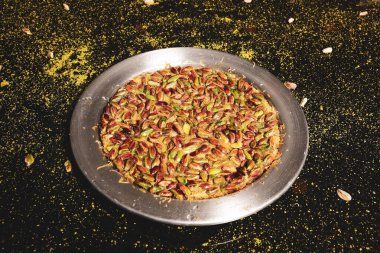 Türk tatlısı, kunafa, kaday fıstığı tozu ve peynirli sıcak yenilen tatlı