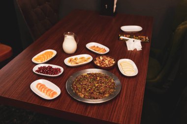 Türk tatlısı, kunafa, kaday fıstığı tozu ve peynirli sıcak yenilen tatlı