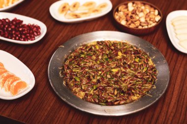 Türk tatlısı, kunafa, kaday fıstığı tozu ve peynirli sıcak yenilen tatlı