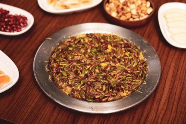 Türk tatlısı, kunafa, kaday fıstığı tozu ve peynirli sıcak yenilen tatlı