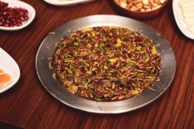 Türk tatlısı, kunafa, kaday fıstığı tozu ve peynirli sıcak yenilen tatlı