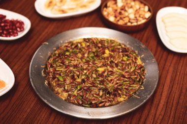 Türk tatlısı, kunafa, kaday fıstığı tozu ve peynirli sıcak yenilen tatlı