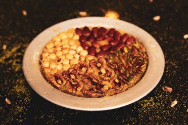 Türk tatlısı, kunafa, kaday fıstığı tozu ve peynirli sıcak yenilen tatlı