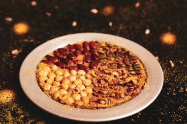 Türk tatlısı, kunafa, kaday fıstığı tozu ve peynirli sıcak yenilen tatlı