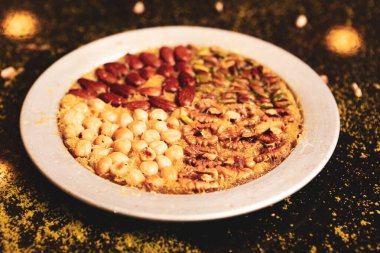 Türk tatlısı, kunafa, kaday fıstığı tozu ve peynirli sıcak yenilen tatlı