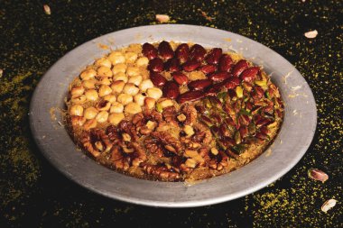 Türk tatlısı, kunafa, kaday fıstığı tozu ve peynirli sıcak yenilen tatlı