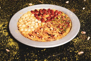 Türk tatlısı, kunafa, kaday fıstığı tozu ve peynirli sıcak yenilen tatlı