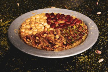 Türk tatlısı, kunafa, kaday fıstığı tozu ve peynirli sıcak yenilen tatlı