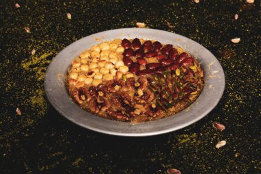 Türk tatlısı, kunafa, kaday fıstığı tozu ve peynirli sıcak yenilen tatlı