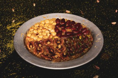 Türk tatlısı, kunafa, kaday fıstığı tozu ve peynirli sıcak yenilen tatlı