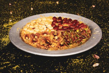 Türk tatlısı, kunafa, kaday fıstığı tozu ve peynirli sıcak yenilen tatlı