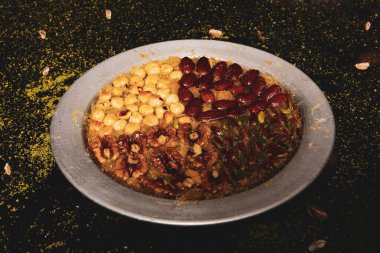 Türk tatlısı, kunafa, kaday fıstığı tozu ve peynirli sıcak yenilen tatlı