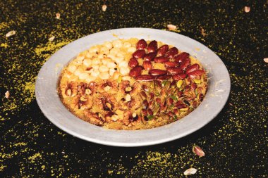 Türk tatlısı, kunafa, kaday fıstığı tozu ve peynirli sıcak yenilen tatlı