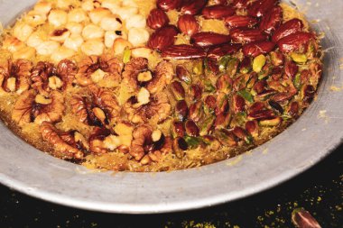 Türk tatlısı, kunafa, kaday fıstığı tozu ve peynirli sıcak yenilen tatlı