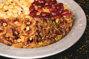 Türk tatlısı, kunafa, kaday fıstığı tozu ve peynirli sıcak yenilen tatlı