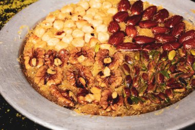 Türk tatlısı, kunafa, kaday fıstığı tozu ve peynirli sıcak yenilen tatlı