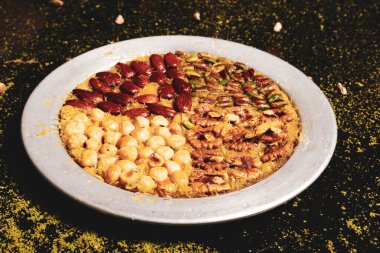 Türk tatlısı, kunafa, kaday fıstığı tozu ve peynirli sıcak yenilen tatlı