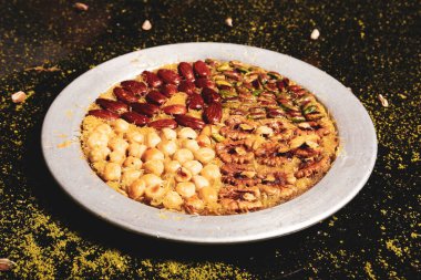 Türk tatlısı, kunafa, kaday fıstığı tozu ve peynirli sıcak yenilen tatlı