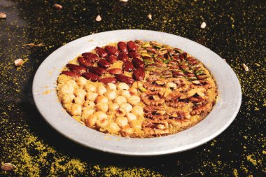 Türk tatlısı, kunafa, kaday fıstığı tozu ve peynirli sıcak yenilen tatlı