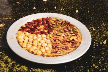 Türk tatlısı, kunafa, kaday fıstığı tozu ve peynirli sıcak yenilen tatlı