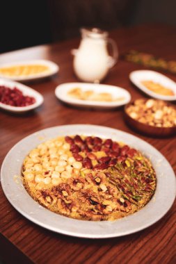 Türk tatlısı, kunafa, kaday fıstığı tozu ve peynirli sıcak yenilen tatlı