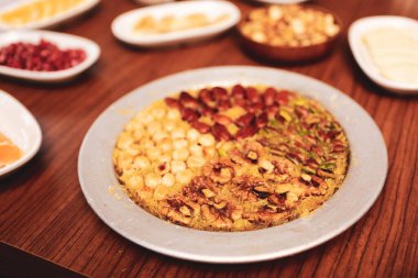 Türk tatlısı, kunafa, kaday fıstığı tozu ve peynirli sıcak yenilen tatlı