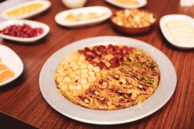 Türk tatlısı, kunafa, kaday fıstığı tozu ve peynirli sıcak yenilen tatlı