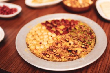 Türk tatlısı, kunafa, kaday fıstığı tozu ve peynirli sıcak yenilen tatlı