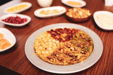 Türk tatlısı, kunafa, kaday fıstığı tozu ve peynirli sıcak yenilen tatlı