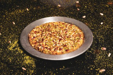 Türk tatlısı, kunafa, kaday fıstığı tozu ve peynirli sıcak yenilen tatlı