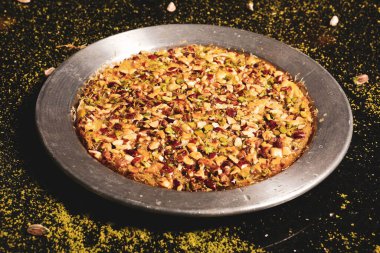 Türk tatlısı, kunafa, kaday fıstığı tozu ve peynirli sıcak yenilen tatlı