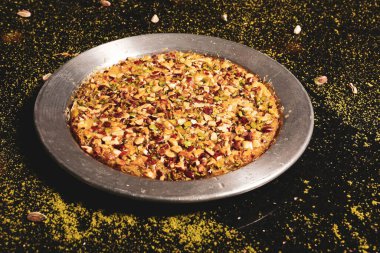 Türk tatlısı, kunafa, kaday fıstığı tozu ve peynirli sıcak yenilen tatlı